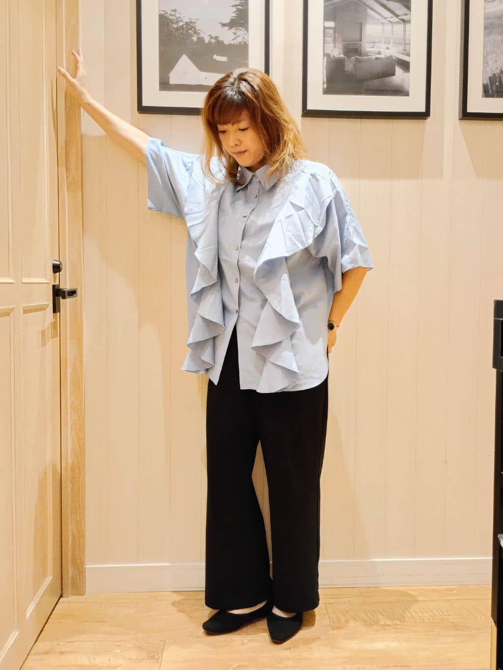 S☆mama さんの「SHOO･LA･RUE｜【洗える/S-LL】大きめのフリルが印象的 デザインブラウス」を使ったコーディネート