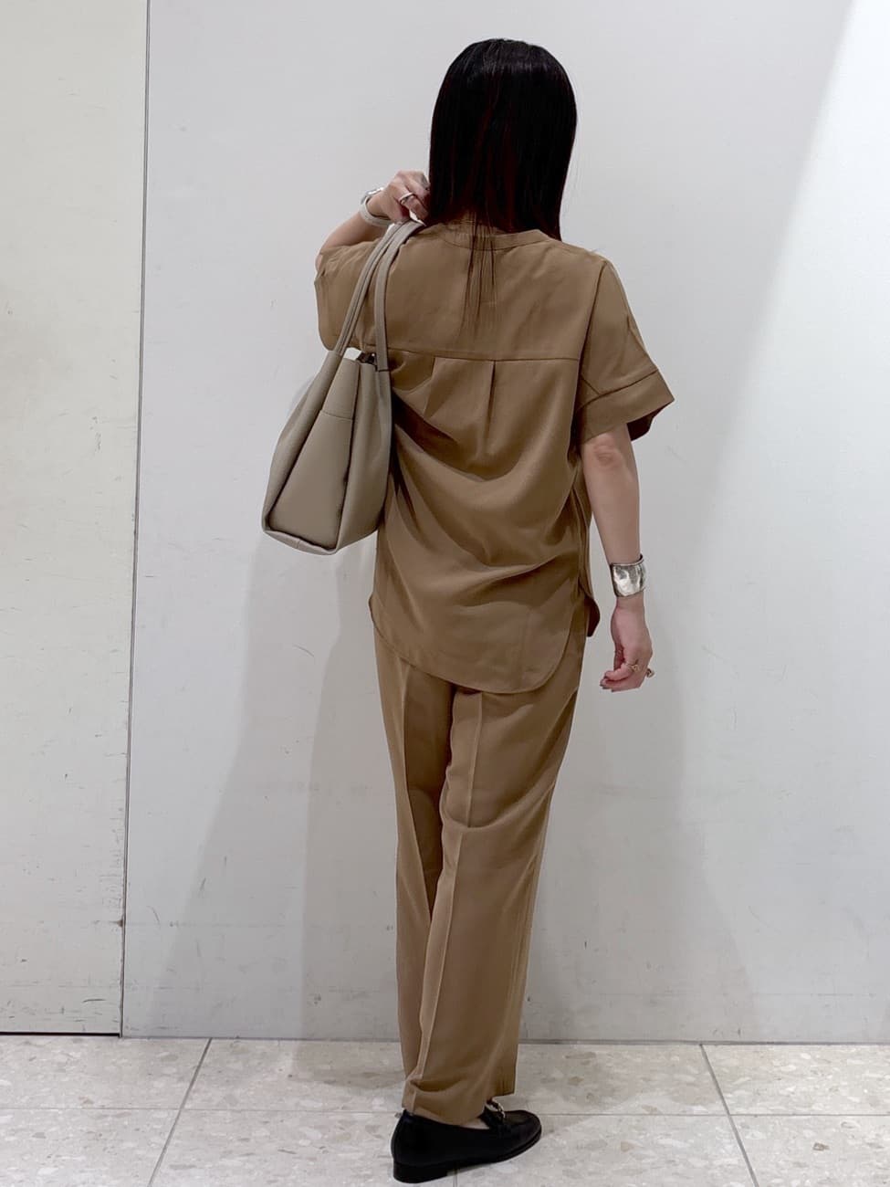 mameさんの「OPAQUE.CLIP｜《5色展開／SS-LLサイズ》スキッパー金ボタンブラウス／セットアップ対応【防シワ／ストレッチ／洗濯」を使ったコーディネート