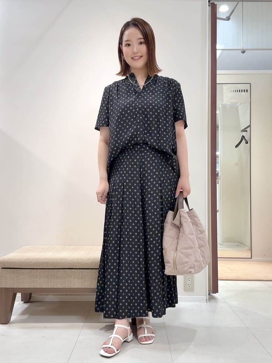 YUIさんの「UNTITLED｜【セットアップ可/リラクシー/通勤】スクエアジオメ柄ブラウス」を使ったコーディネート