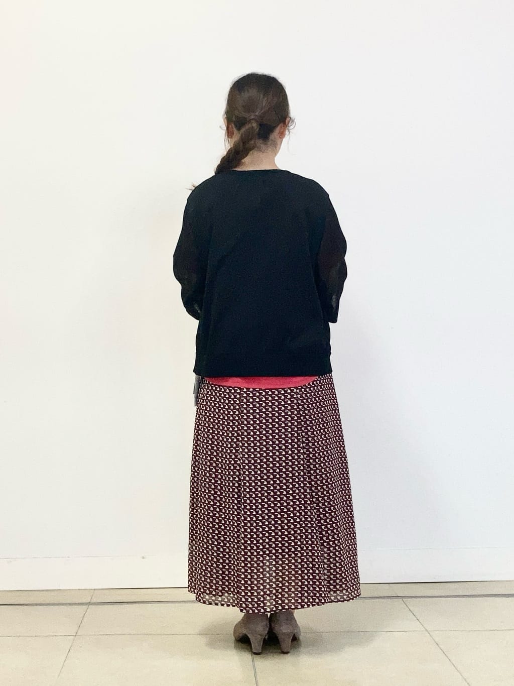 tomominさんの「Reflect｜【WEB先行カラーあり／マシンウォッシュ可／ウエスト総ゴム】コツキ幾何柄ロングスカート」を使ったコーディネート