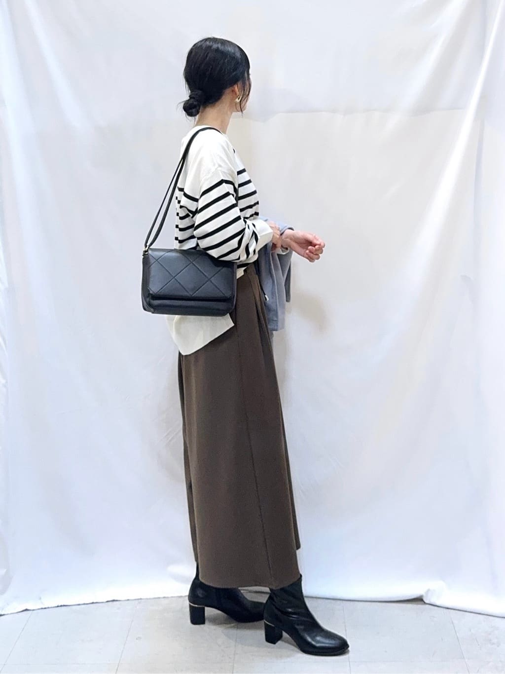 𝐇𝐢𝐫𝐨𝐦𝐢さんの「SHOO･LA･RUE｜【S-LL/2点セット】脚のラインを拾いにくい ベルト付きタックスカーチョパンツ」を使ったコーディネート
