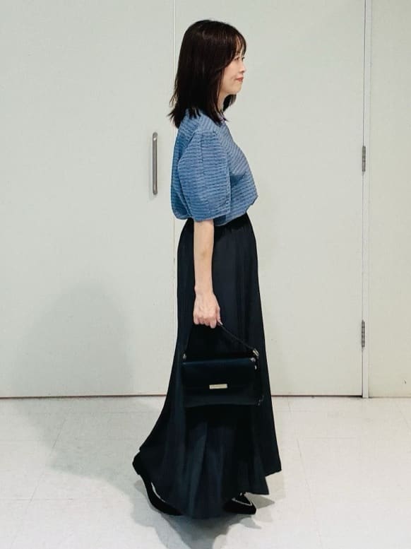makiさんの「UNTITLED｜【吸水速乾/ストレッチ/Vネック】フォルムスリーブ ブラウス」を使ったコーディネート