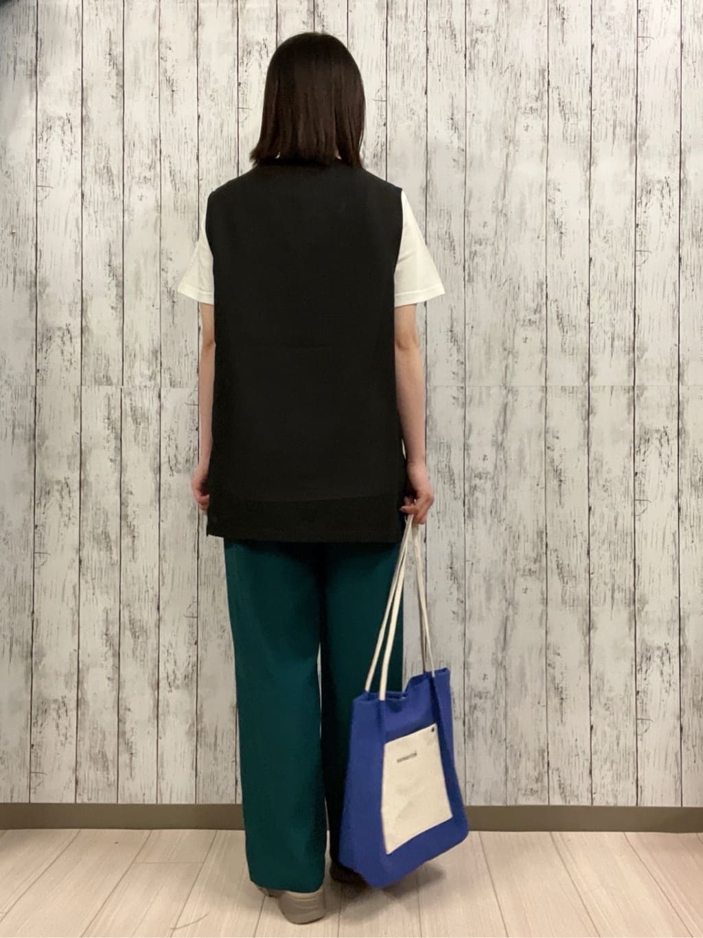 シカさんの「SHOO･LA･RUE｜【S-LL】夏のレイヤードコーデに さらりと着られるメッシュジレ」を使ったコーディネート