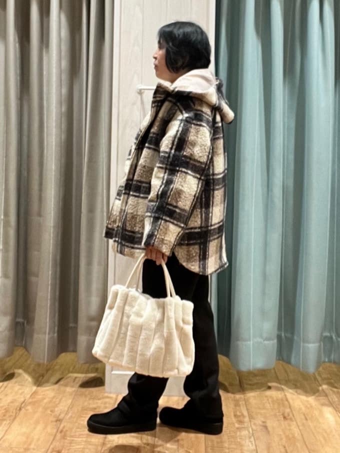 あやさんの「SHOO･LA･RUE｜【S-LL】ほんのりラメで女性らしい ベロアモールモックネックニット」を使ったコーディネート