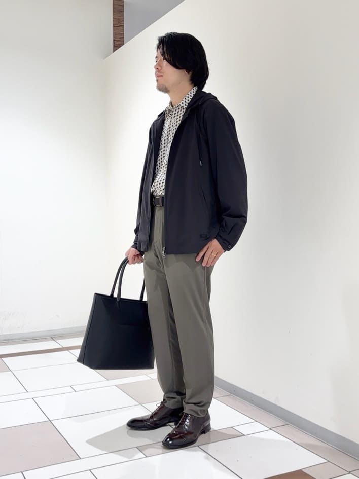 及川さんの「TAKEO KIKUCHI｜【3D ナイロン ストレッチ】ジップアップ フードブルゾン」を使ったコーディネート