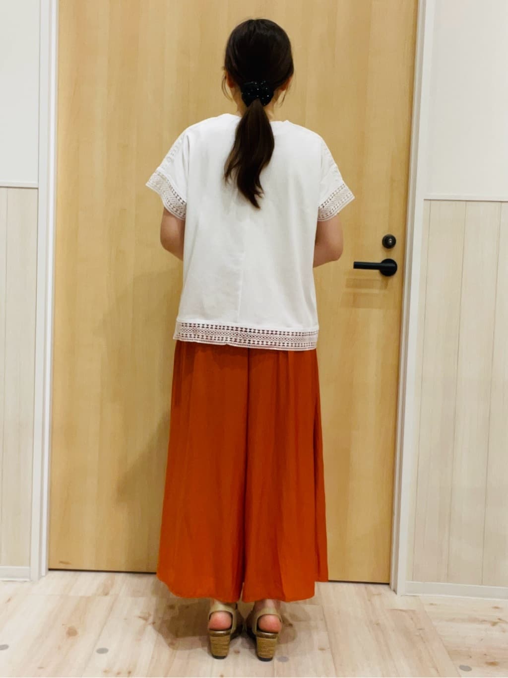 minamiさんの「SHOO･LA･RUE｜【S-LL/ひんやり】インせず決まる 楽してきれいなレース付きトップス」を使ったコーディネート