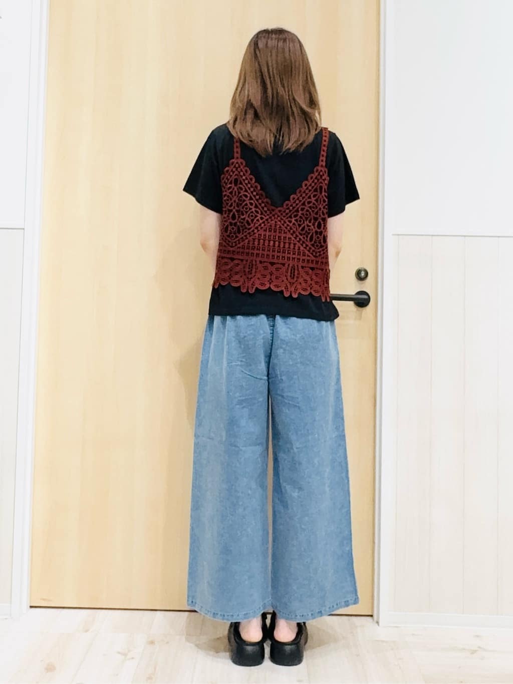 Naさんの「SHOO･LA･RUE｜【2点セット/ひんやり】レースビスチェ＋Tシャツ」を使ったコーディネート