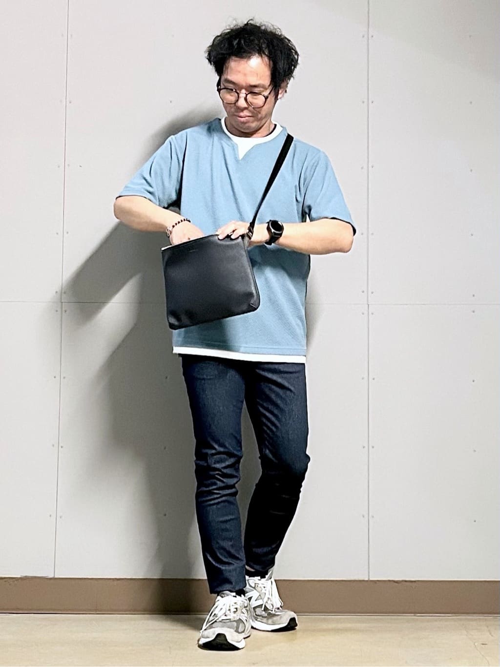 KENJI Iさんの「THE SHOP TK｜サフィアーノミニサコッシュ」を使ったコーディネート