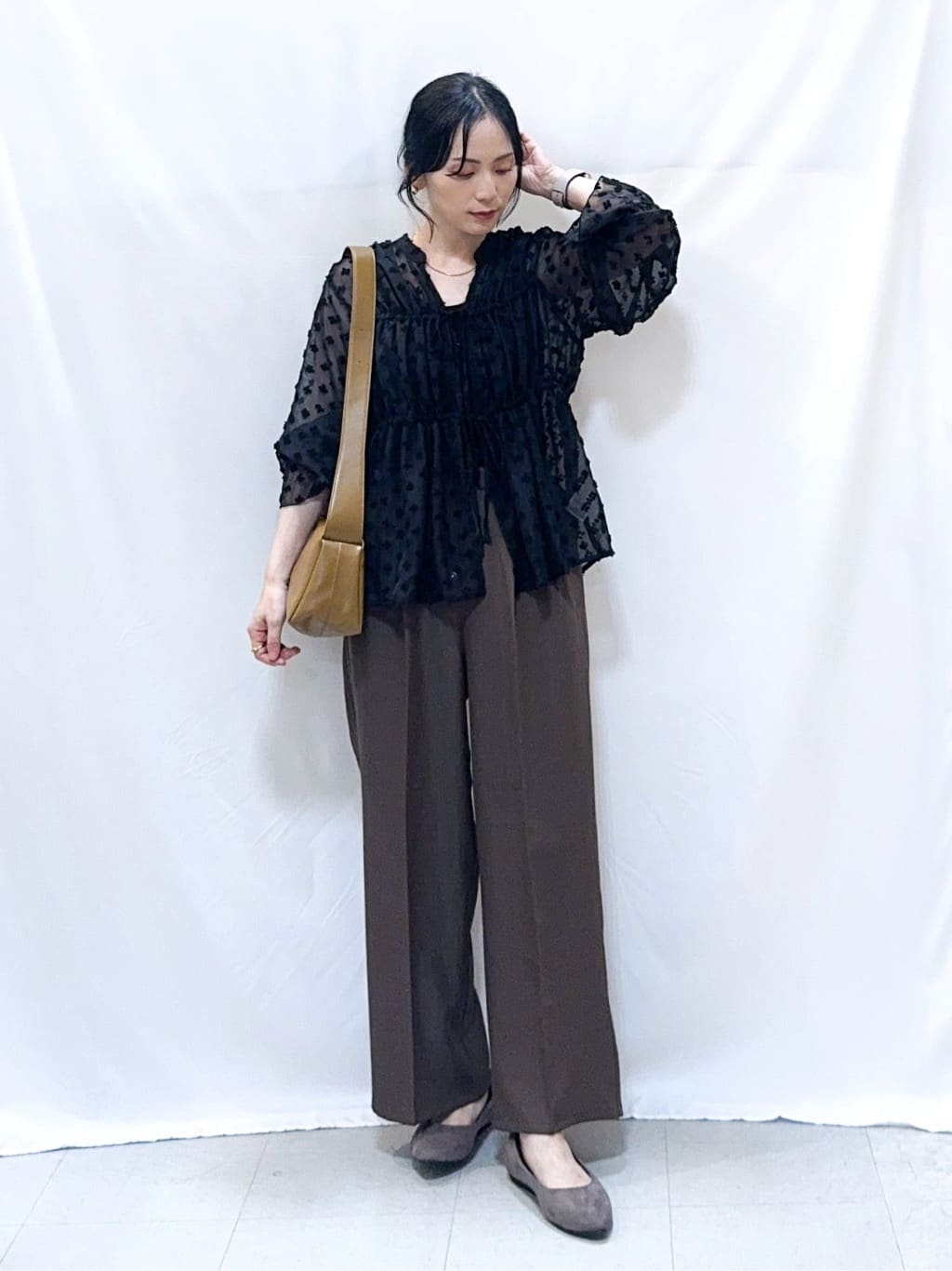 𝐇𝐢𝐫𝐨𝐦𝐢さんの「SHOO･LA･RUE｜【S-LL/セットアップ可/洗濯後しわになりにくい】きちんと見え タックワイドパンツ」を使ったコーディネート