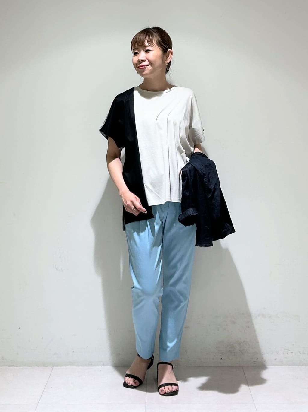 tsuyuさんの「INDIVI｜【洗える／汗ジミ防止】バイカラー＆アシメヘム Tシャツ」を使ったコーディネート