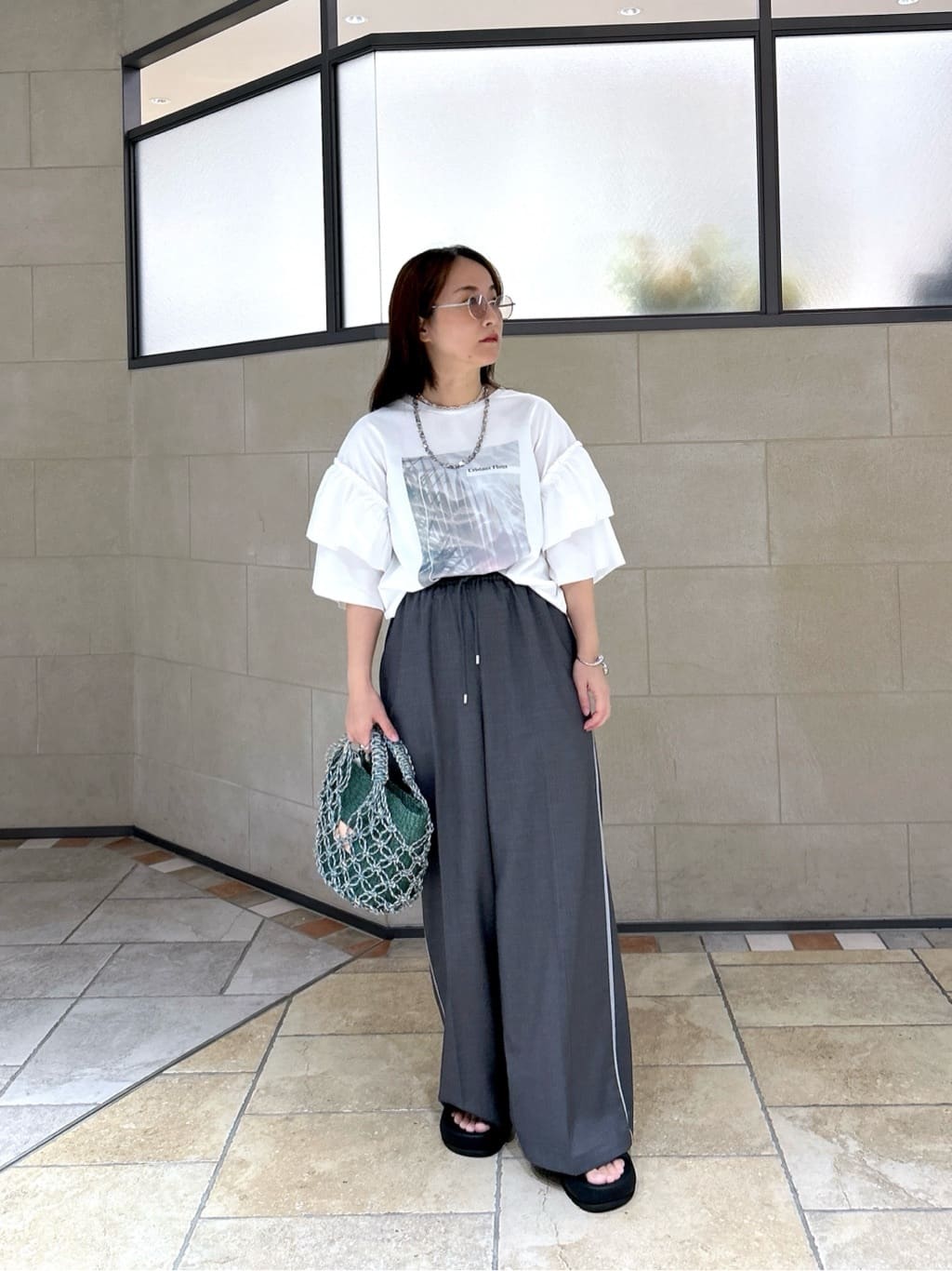 よねさんの「INDIVI｜【セットアップ可能】サキソニーサイドラインパンツ」を使ったコーディネート
