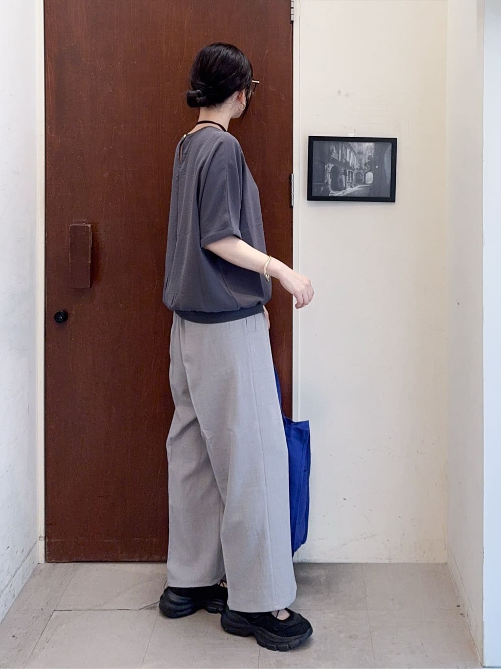 𝐇𝐢𝐫𝐨𝐦𝐢さんの「SHOO･LA･RUE｜【洗濯後しわになりにくい】さらっとタッチの 5分袖ドルマンブラウス」を使ったコーディネート
