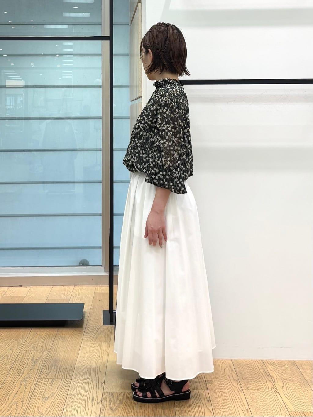 asamiさんの「INDIVI｜【秋映え柄/セットアップ可能】フラワーシフォンブラウス」を使ったコーディネート