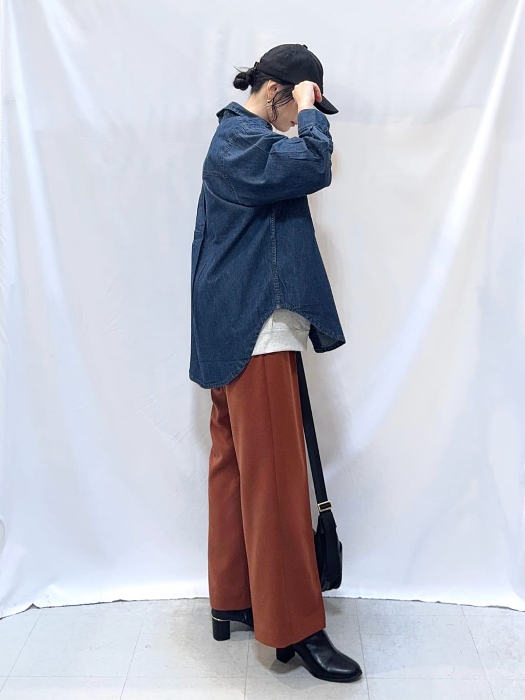 𝐇𝐢𝐫𝐨𝐦𝐢さんの「SHOO･LA･RUE｜配色ステッチがポイント 襟付きジップニットカーディガン」を使ったコーディネート
