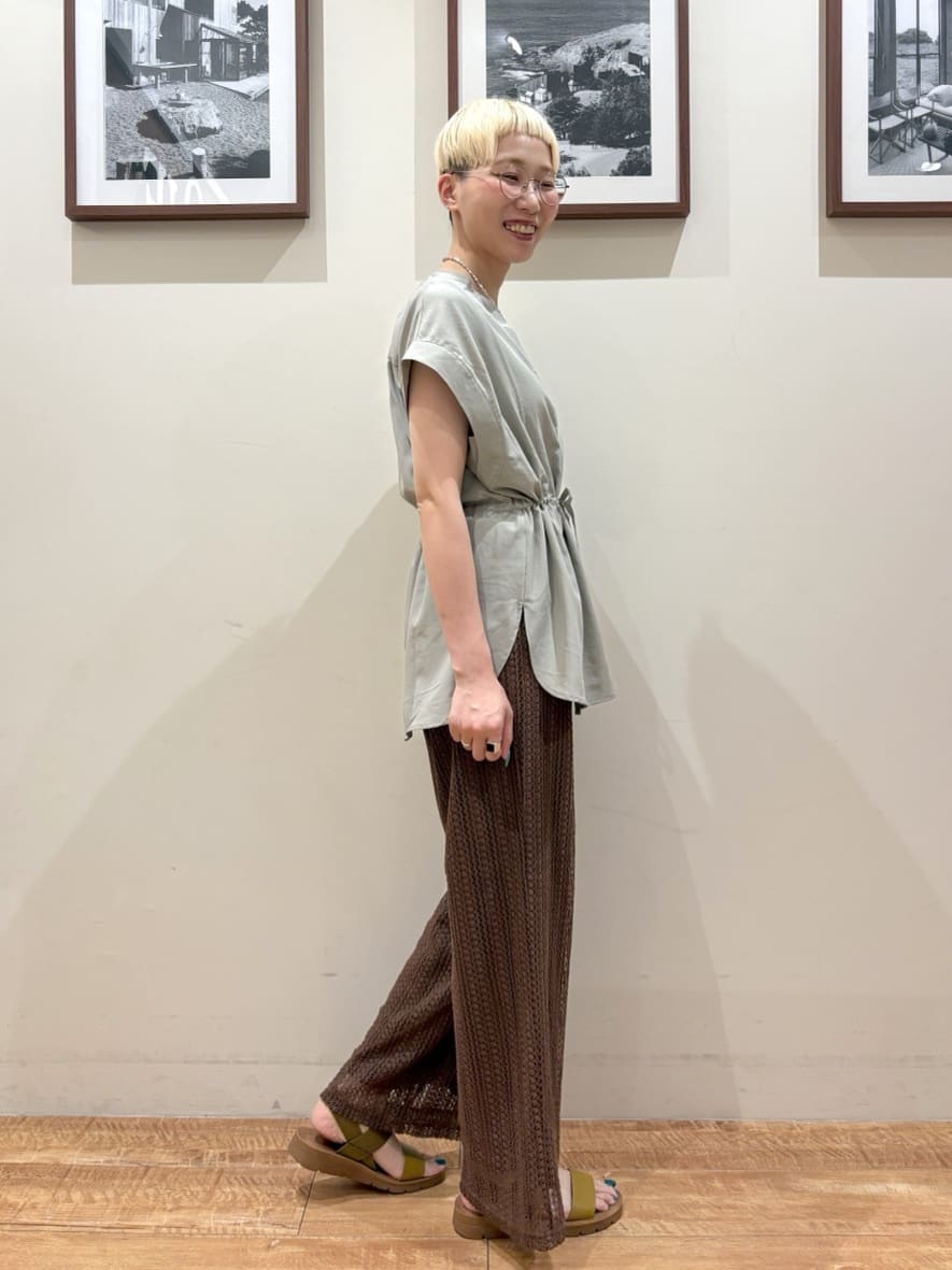 Ayumiさんの「SHOO･LA･RUE｜【S-LL】シルエットが変えられる ウエストリボンブラウス」を使ったコーディネート