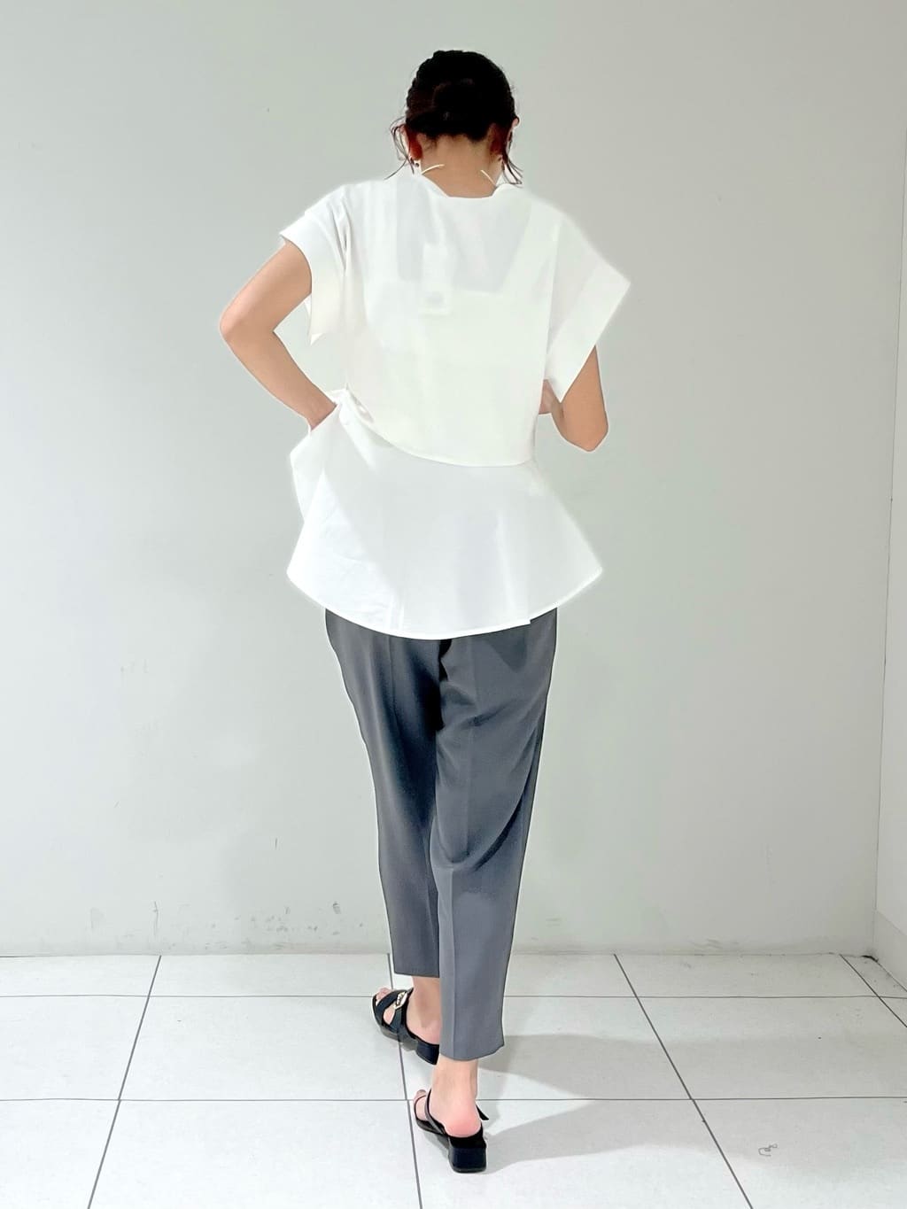 shioriさんの「INDIVI｜【接触冷感／セットアップ対応】イージーテーパードパンツ【通勤・セレモニー】」を使ったコーディネート