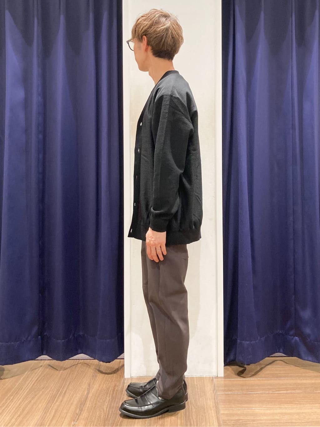 つーじーさんの「THE SHOP TK｜【季節の変わり目に活躍】ニットカーディガン 選べる2デザイン(柄&無地)/洗濯機OK」を使ったコーディネート
