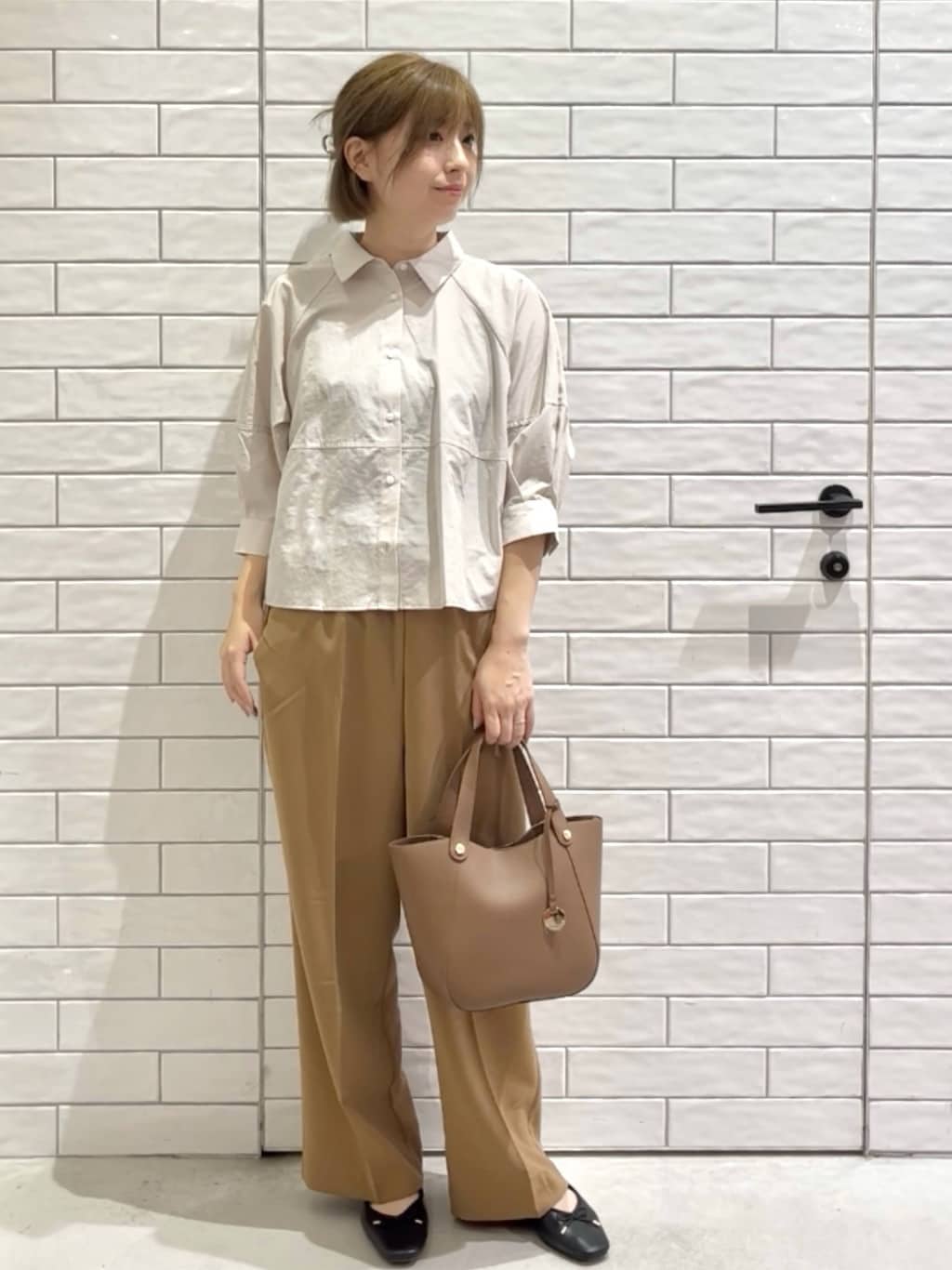 しおりさんの「OPAQUE.CLIP｜切替フォルムシャツ【洗濯機洗い可】」を使ったコーディネート