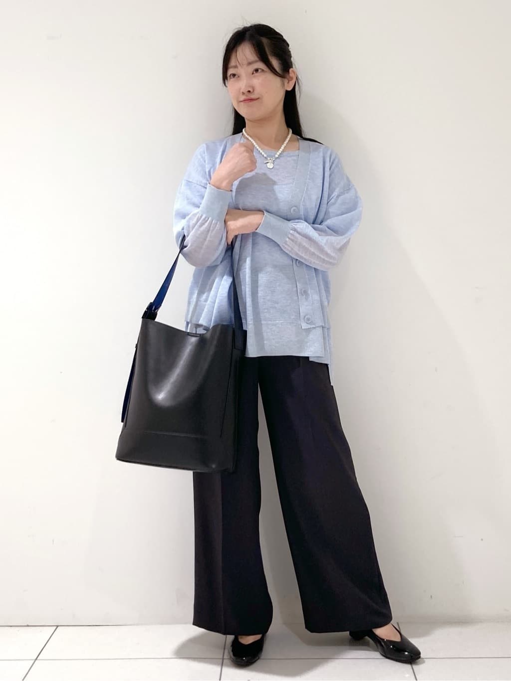 momokoさんの「INDIVI｜【程よいシアー素材/洗える】バイカラーラメカーディガン」を使ったコーディネート