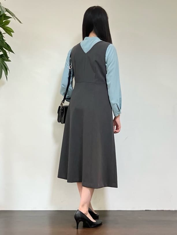 カレンさんの「UNTITLED｜【Aライン/ワンピース】Vネックジャンパースカート」を使ったコーディネート