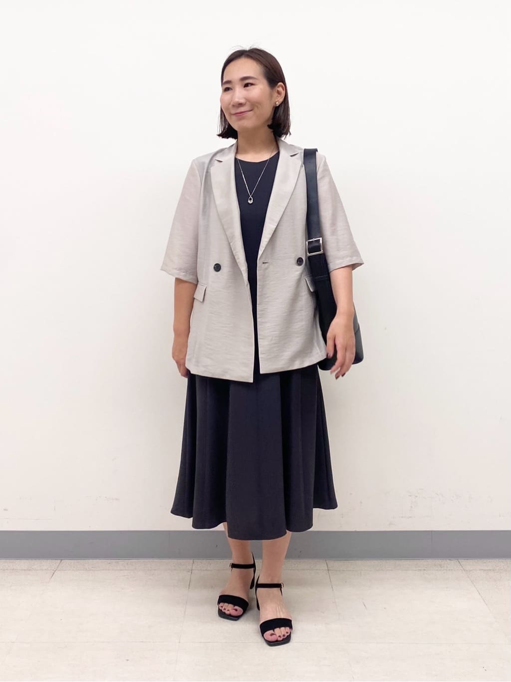 YUKARIさんの「INDIVI｜【通年活躍！／アンサンブル可能】クルーネックカーディガン」を使ったコーディネート