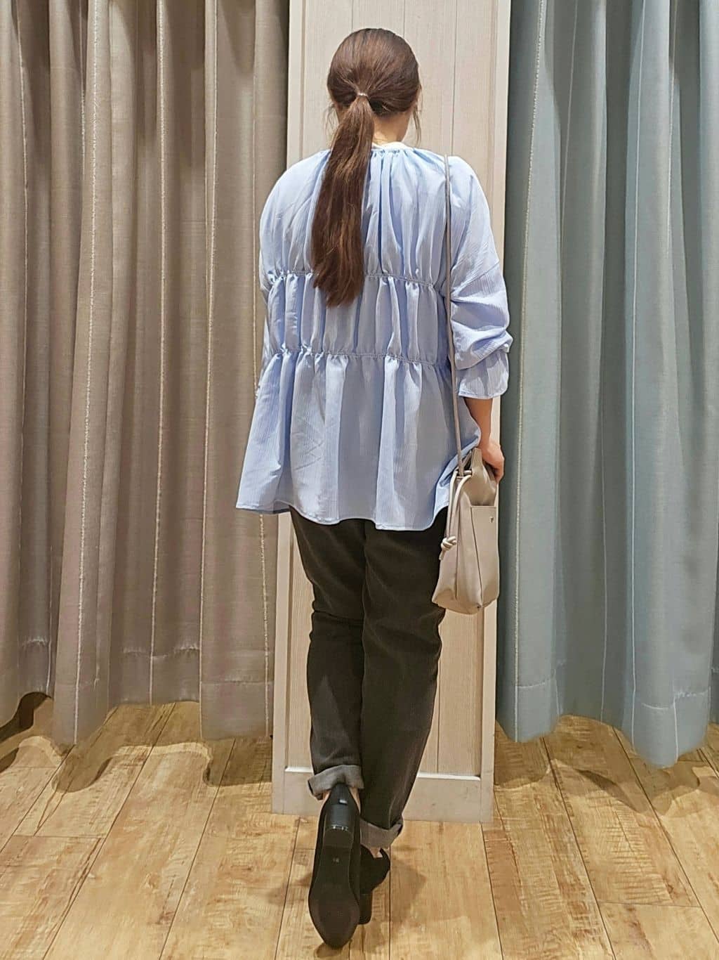 miyaさんの「SHOO･LA･RUE｜シャーリングデザインブラウス」を使ったコーディネート