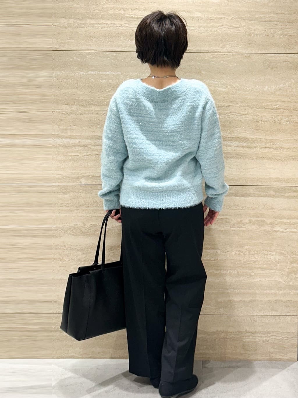 NAMIさんの「OPAQUE.CLIP｜スパンコールフェザーVネックニット【洗濯機OK】」を使ったコーディネート