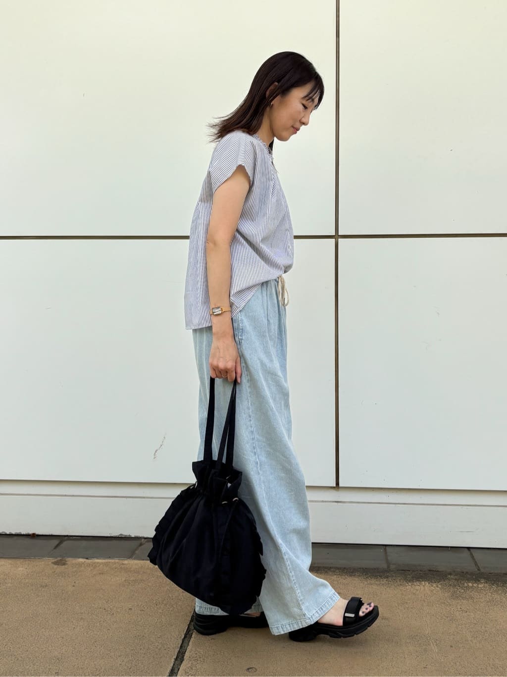 まいさんの「SHOO･LA･RUE｜【洗える/S-LL】プチフリル襟が女性らしい フレンチスリーブシャツ」を使ったコーディネート