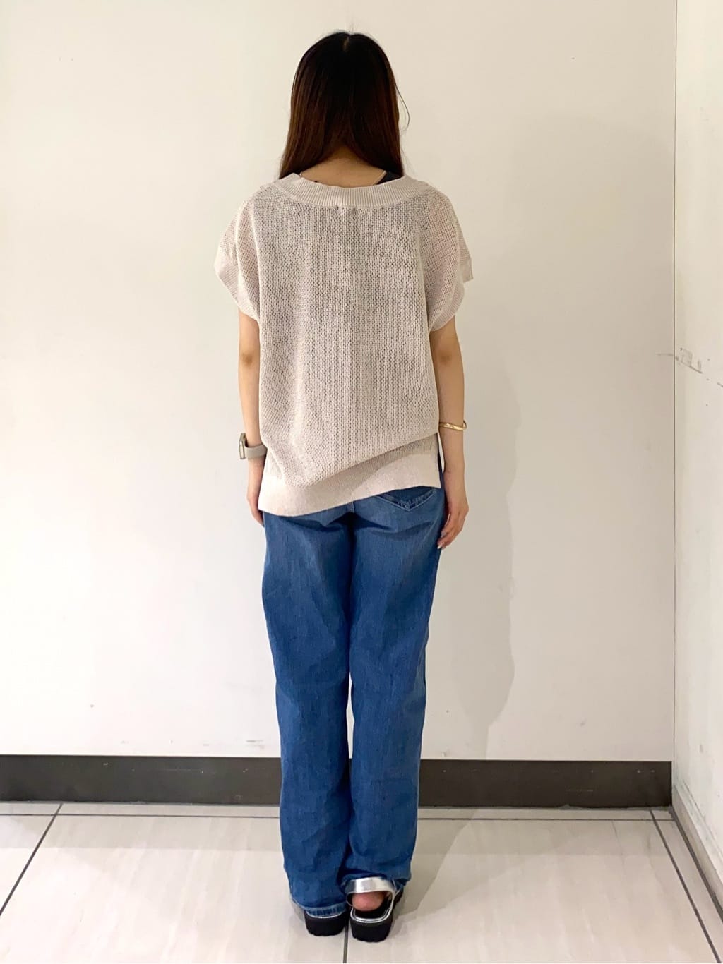 momoさんの「INDIVI｜【褒められデニム】ワイドストレート デニムパンツ」を使ったコーディネート