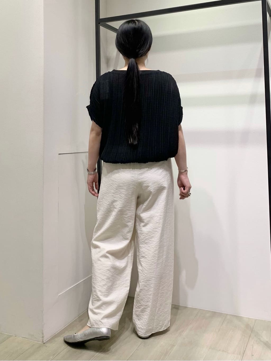 hasuさんの「INDIVI｜【洗える／UVケア／SETUP可能】ドロストワイドパンツ」を使ったコーディネート