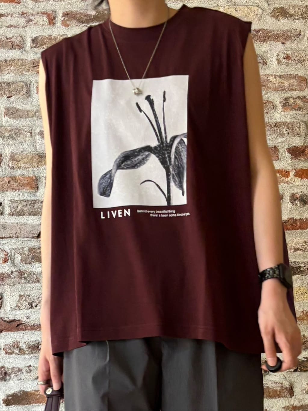 しばさんの「THE SHOP TK｜異素材切替フォトプリントTシャツ【洗える】」を使ったコーディネート