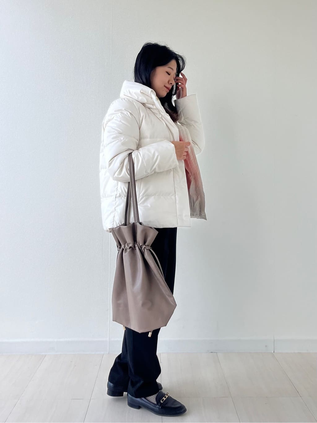 Mori Moriさんの「index｜スパンコールフェザーVネックニット【洗濯機OK】」を使ったコーディネート
