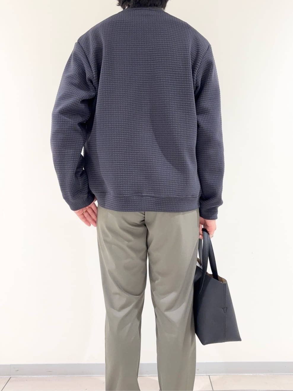 及川さんの「TAKEO KIKUCHI｜サイドゴアウエスト スリム スラックス」を使ったコーディネート