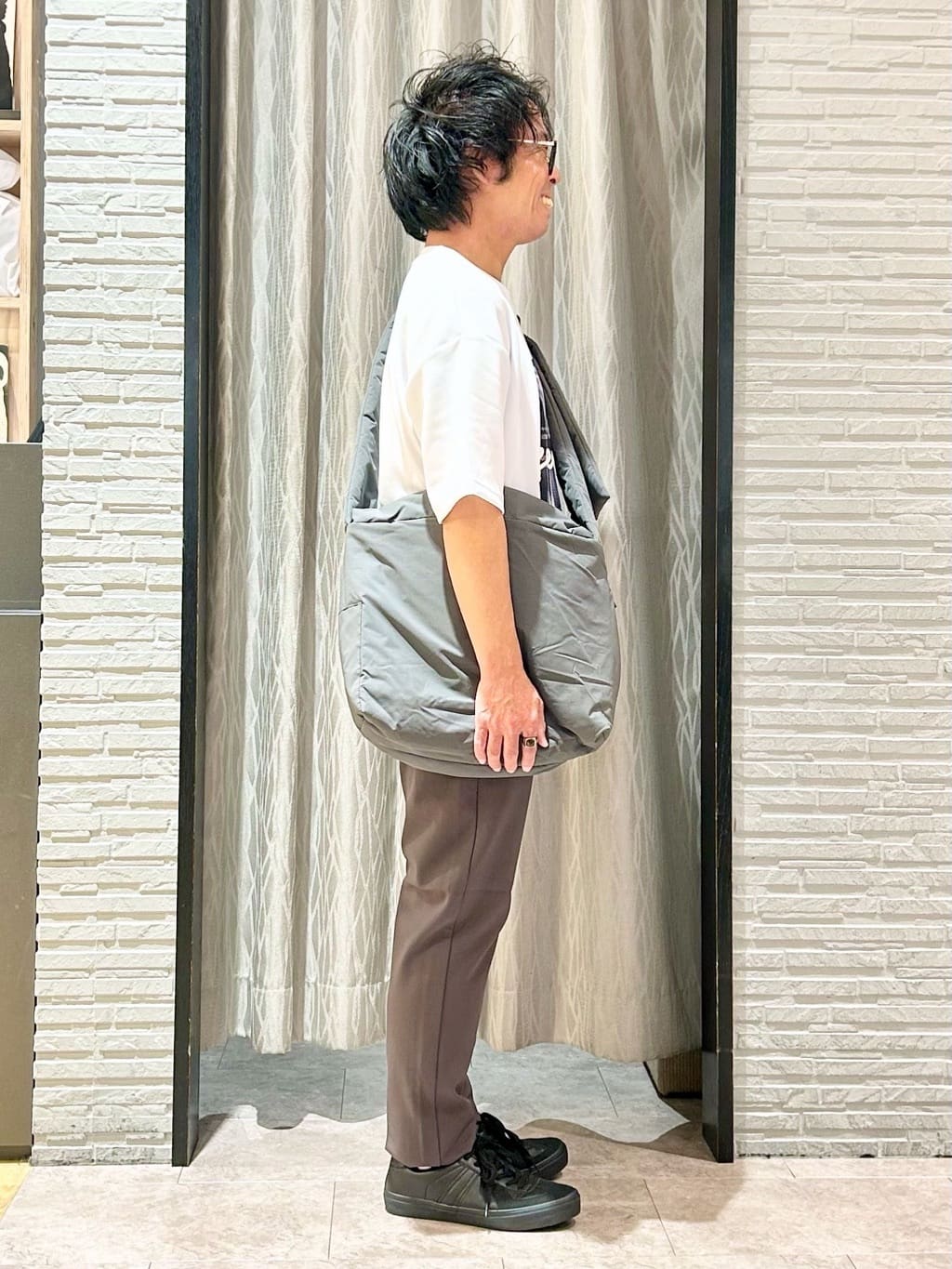 KENJI Iさんの「THE SHOP TK｜コード刺繍フォトプリント半袖Tシャツ 【洗濯機OK】」を使ったコーディネート