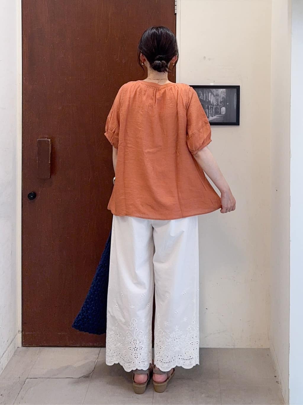 𝐇𝐢𝐫𝐨𝐦𝐢さんの「SHOO･LA･RUE｜【S-LL/2点セット】リボン使いがアクセント はしごレースブラウス＋タンクトップ」を使ったコーディネート