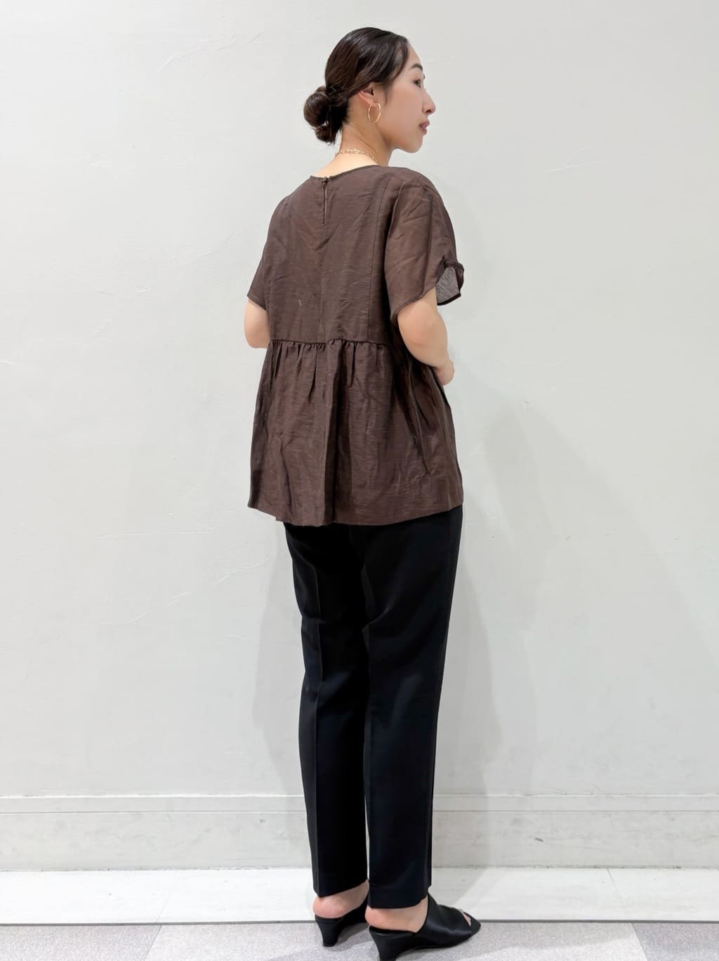 ちえさんの「OPAQUE.CLIP｜麻混シアーペプラムブラウス【洗濯機洗い可】」を使ったコーディネート