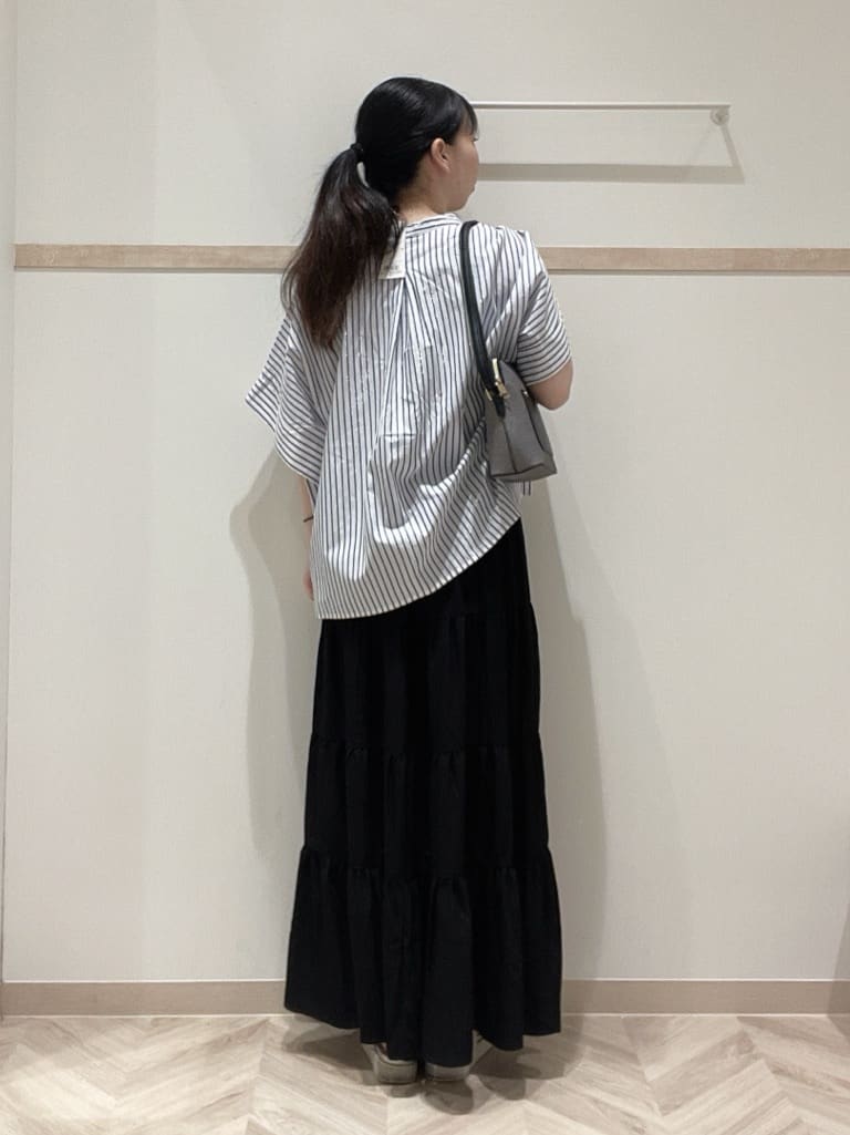 AYAさんの「SHOO･LA･RUE｜きれいめカジュアルに ラメストライプ ポンチョ風シャツ」を使ったコーディネート