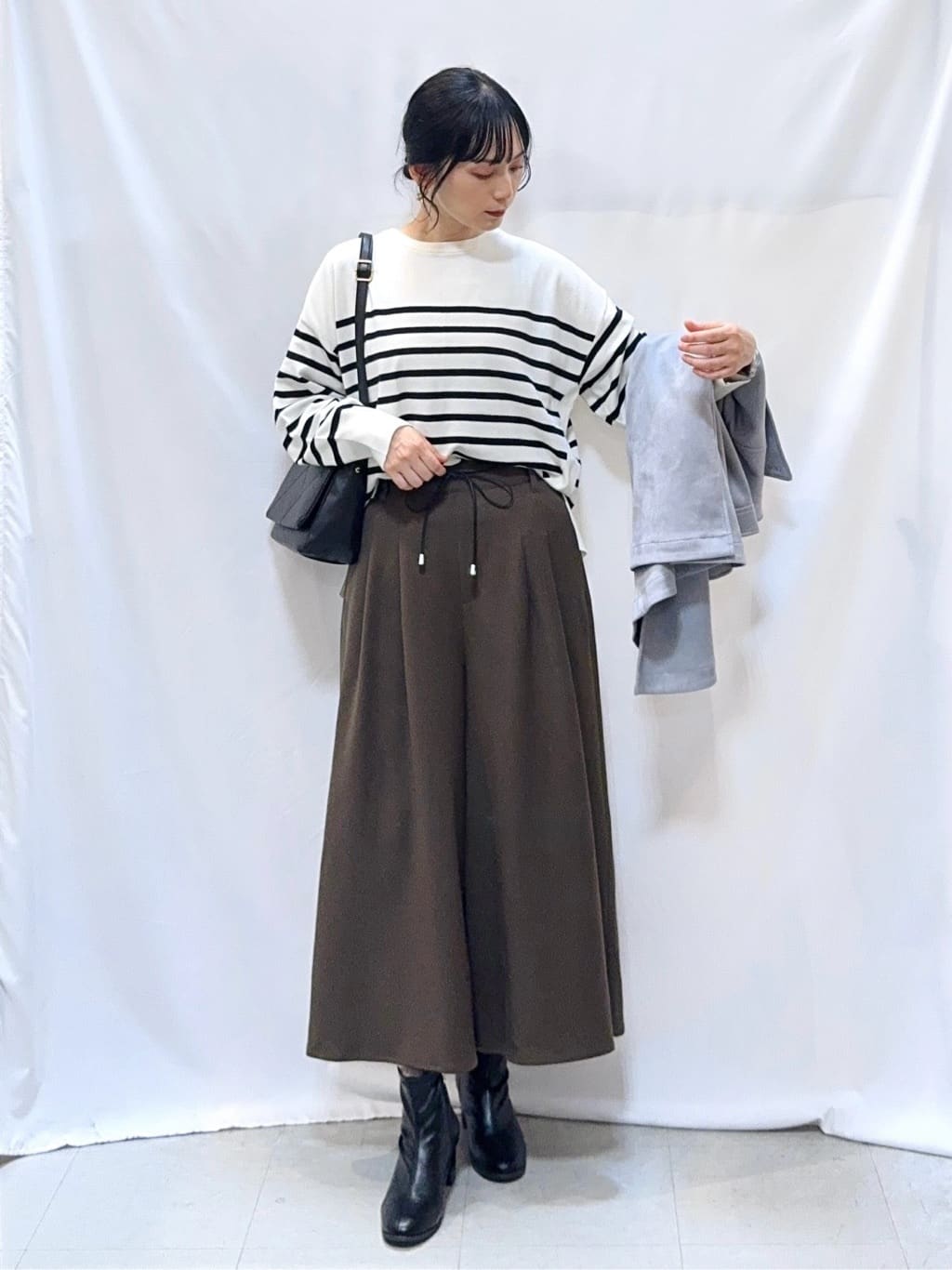 𝐇𝐢𝐫𝐨𝐦𝐢さんの「SHOO･LA･RUE｜【S-LL/2点セット】脚のラインを拾いにくい ベルト付きタックスカーチョパンツ」を使ったコーディネート