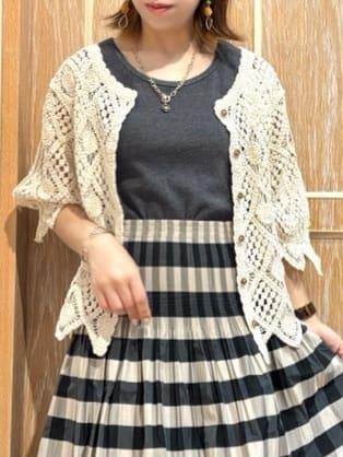 meiさんの「SHOO･LA･RUE｜【2WAY】大人のほんのり甘いスタイルに クロシェレースカーディガン」を使ったコーディネート