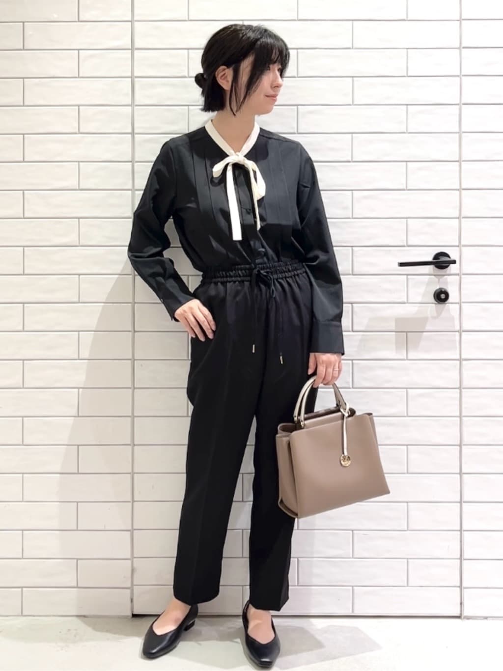 しおりさんの「OPAQUE.CLIP｜バイカラーボウタイブラウス【洗濯機OK】」を使ったコーディネート