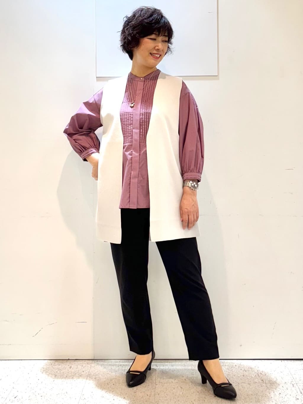 ヤスコさんの「Reflect｜【程よいゆとり感／体型カバー】ピンタックデザインシャンブレーブラウス」を使ったコーディネート