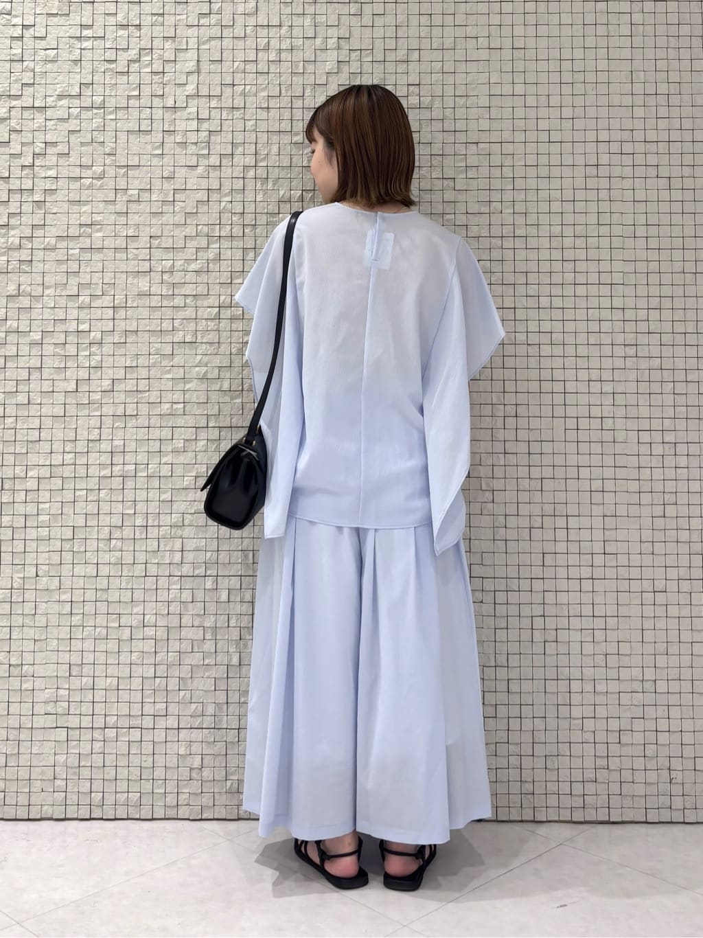 sakuさんの「INDIVI｜【体型カバー】スクエアブラウス」を使ったコーディネート