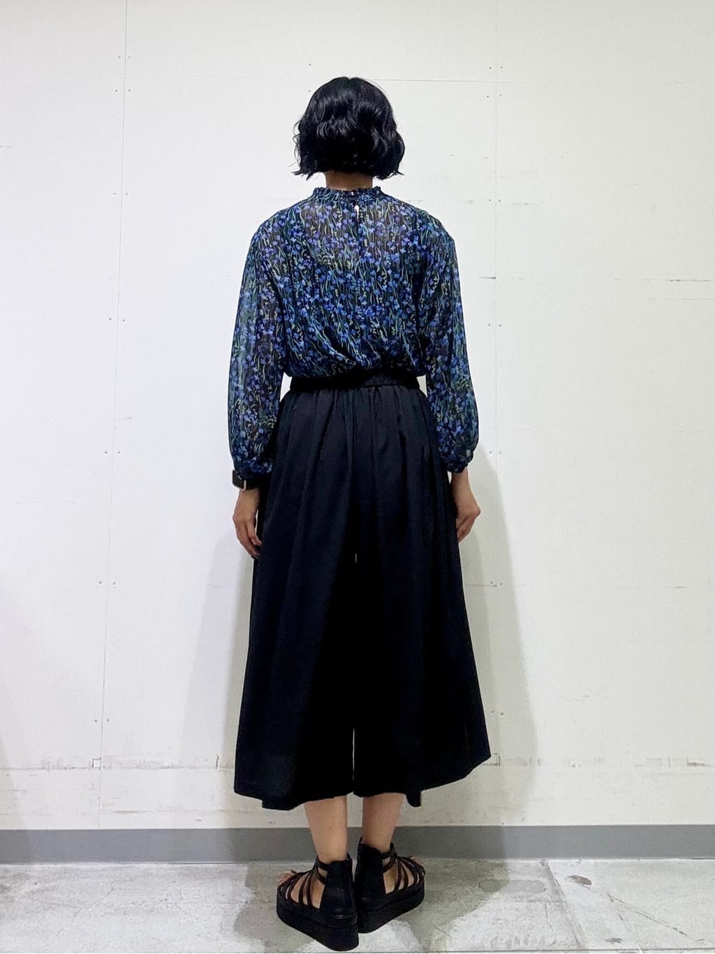 naoさんの「INDIVI｜【秋映え柄/セットアップ可能】フラワーシフォンブラウス」を使ったコーディネート