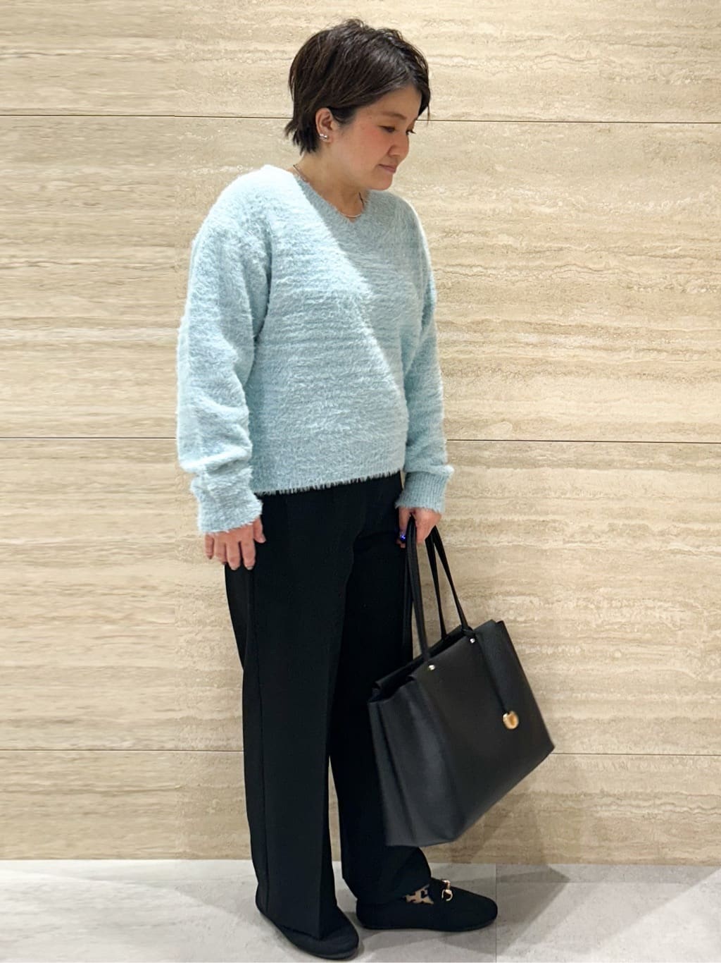NAMIさんの「OPAQUE.CLIP｜スパンコールフェザーVネックニット【洗濯機OK】」を使ったコーディネート