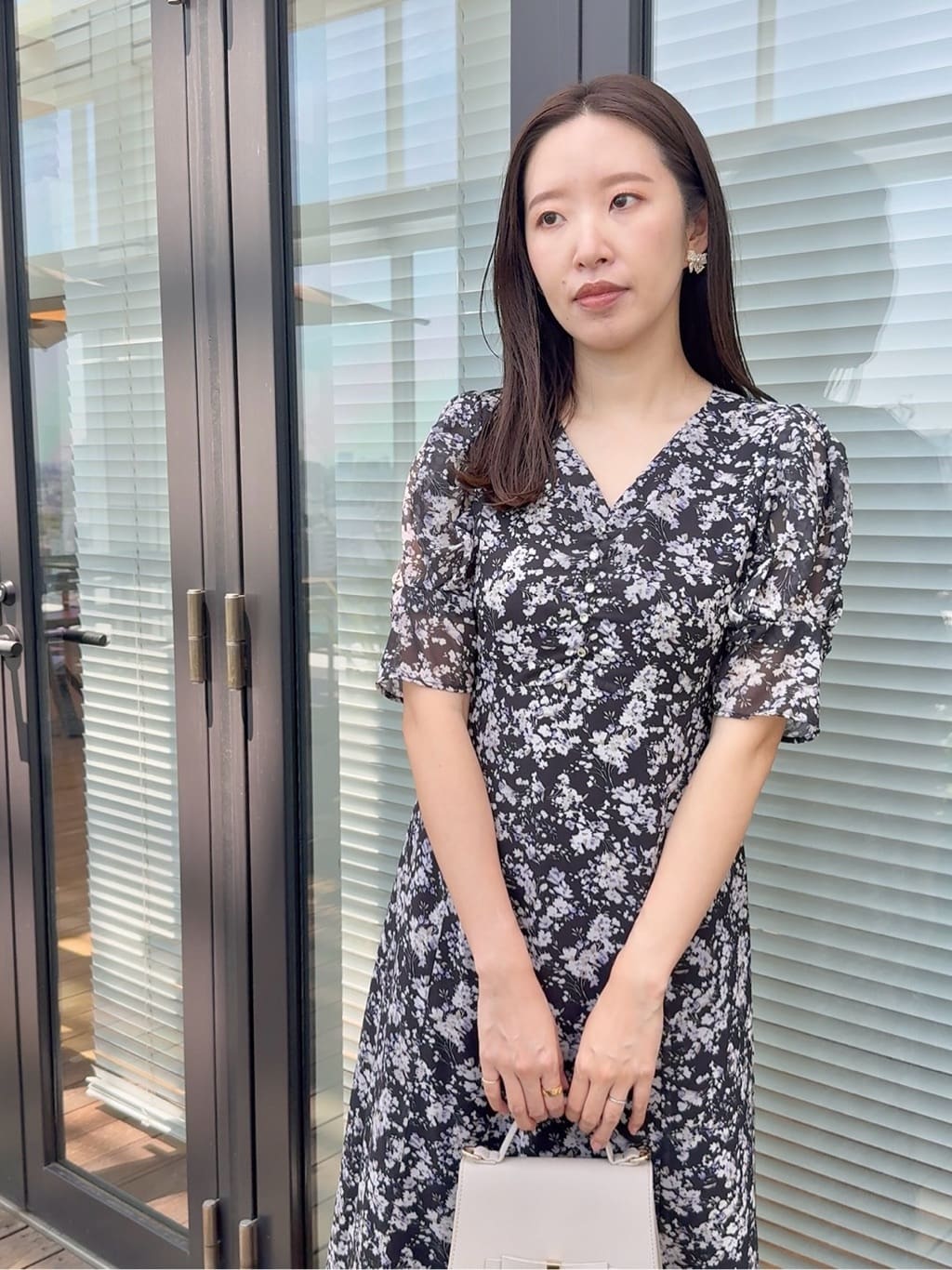 teiさんの「Couture brooch｜【一枚で着映える・通勤】Vネックフラワーワンピース」を使ったコーディネート