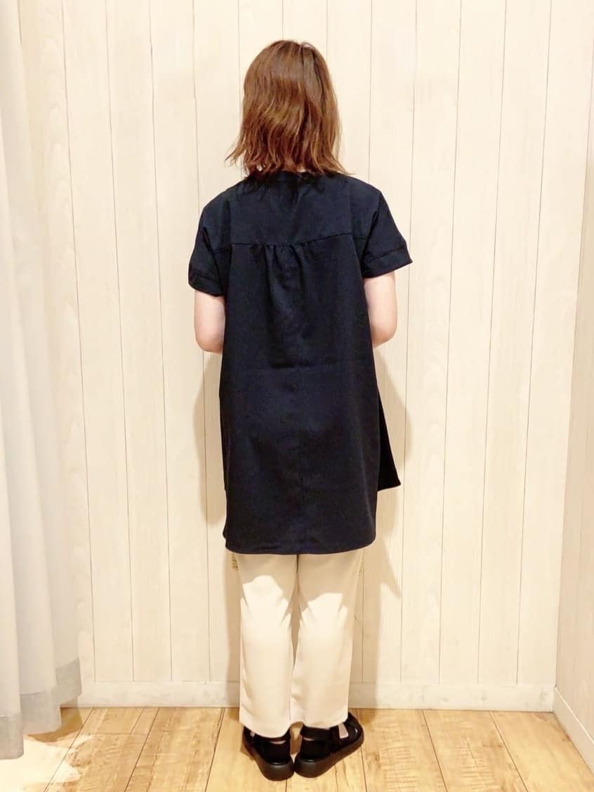 あいこさんの「SHOO･LA･RUE｜【S-LL/ひんやり/体型カバー】サッカーストライプ Aラインチュニックブラウス」を使ったコーディネート