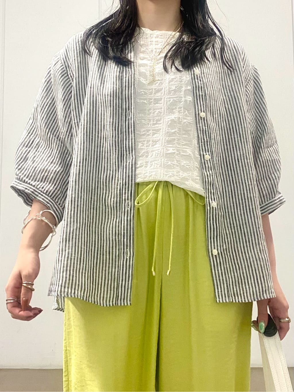 misakiさんの「INDIVI｜◆【毎年人気！／フレンチリネン】5分袖バンドカラーブラウス」を使ったコーディネート