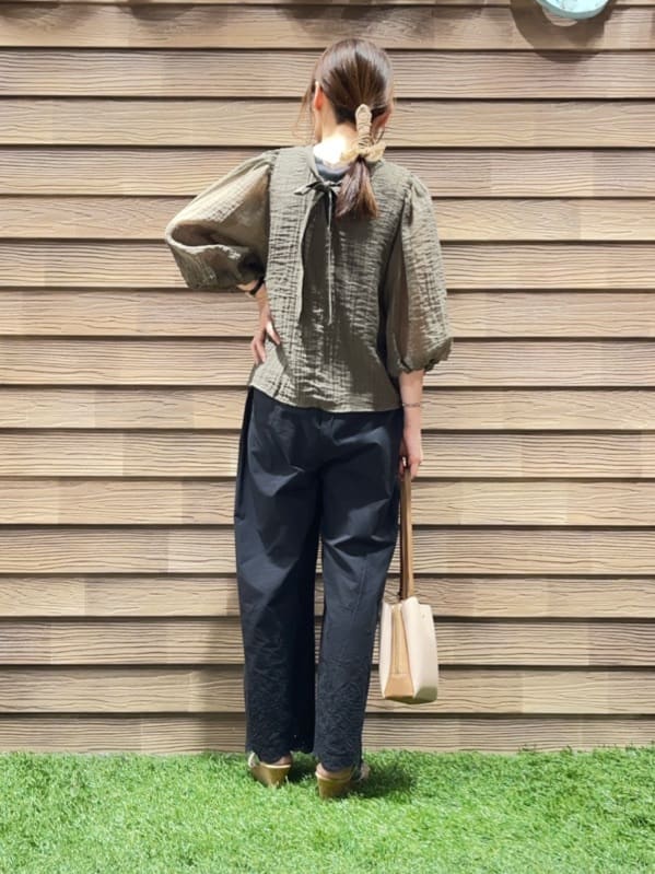 himiさんの「SHOO･LA･RUE｜【S-LL/前後2WAY】バルーンスリーブが華やか こなれ見えシアーブラウス」を使ったコーディネート