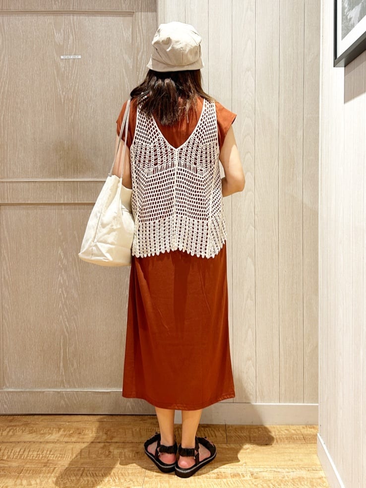 yukaさんの「SHOO･LA･RUE｜【2点セット】クロシェ編みレースベスト＋Tシャツワンピースセット」を使ったコーディネート