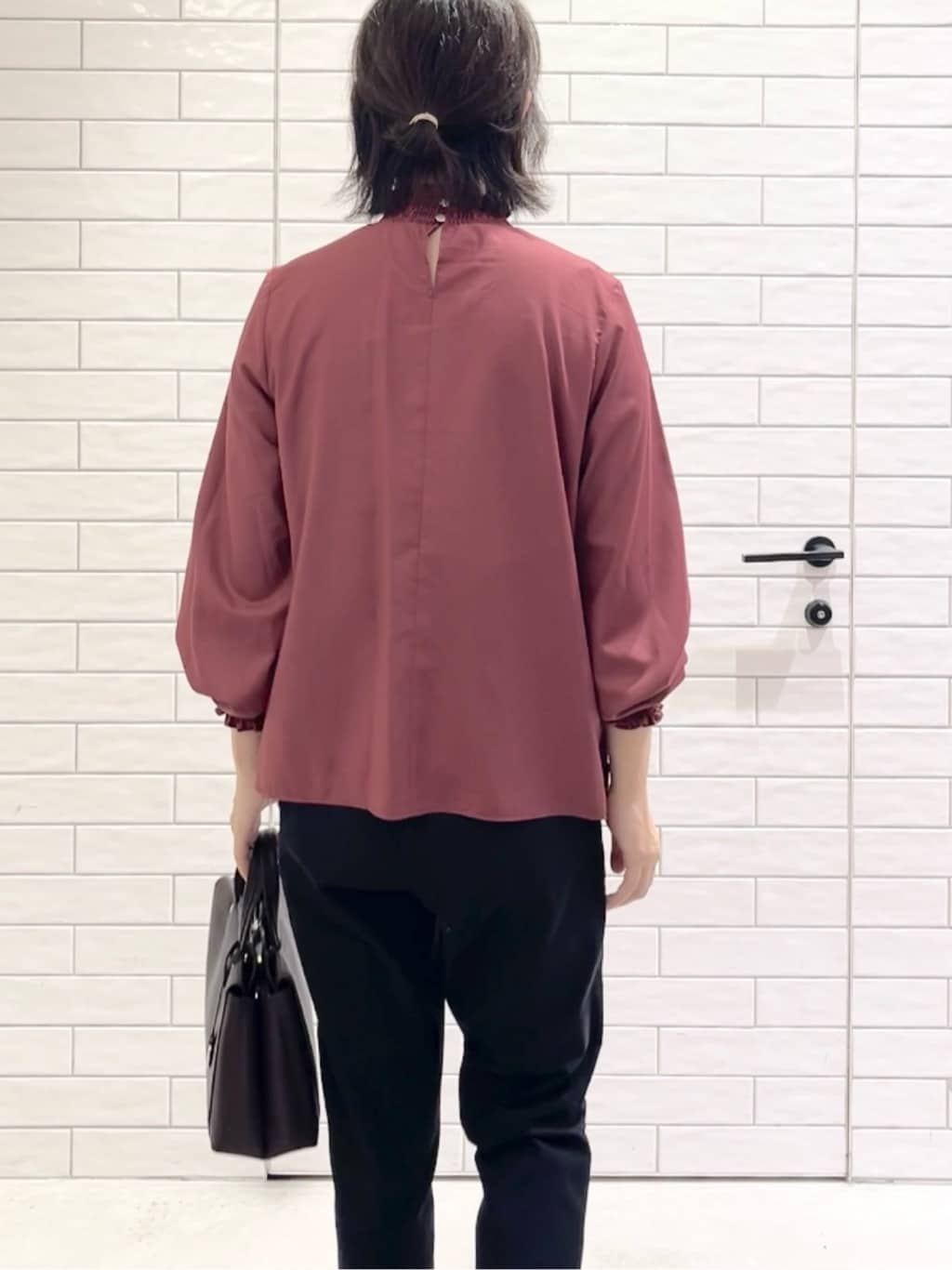 しおりさんの「OPAQUE.CLIP｜シャーリングハイネックブラウス【洗濯機OK】」を使ったコーディネート
